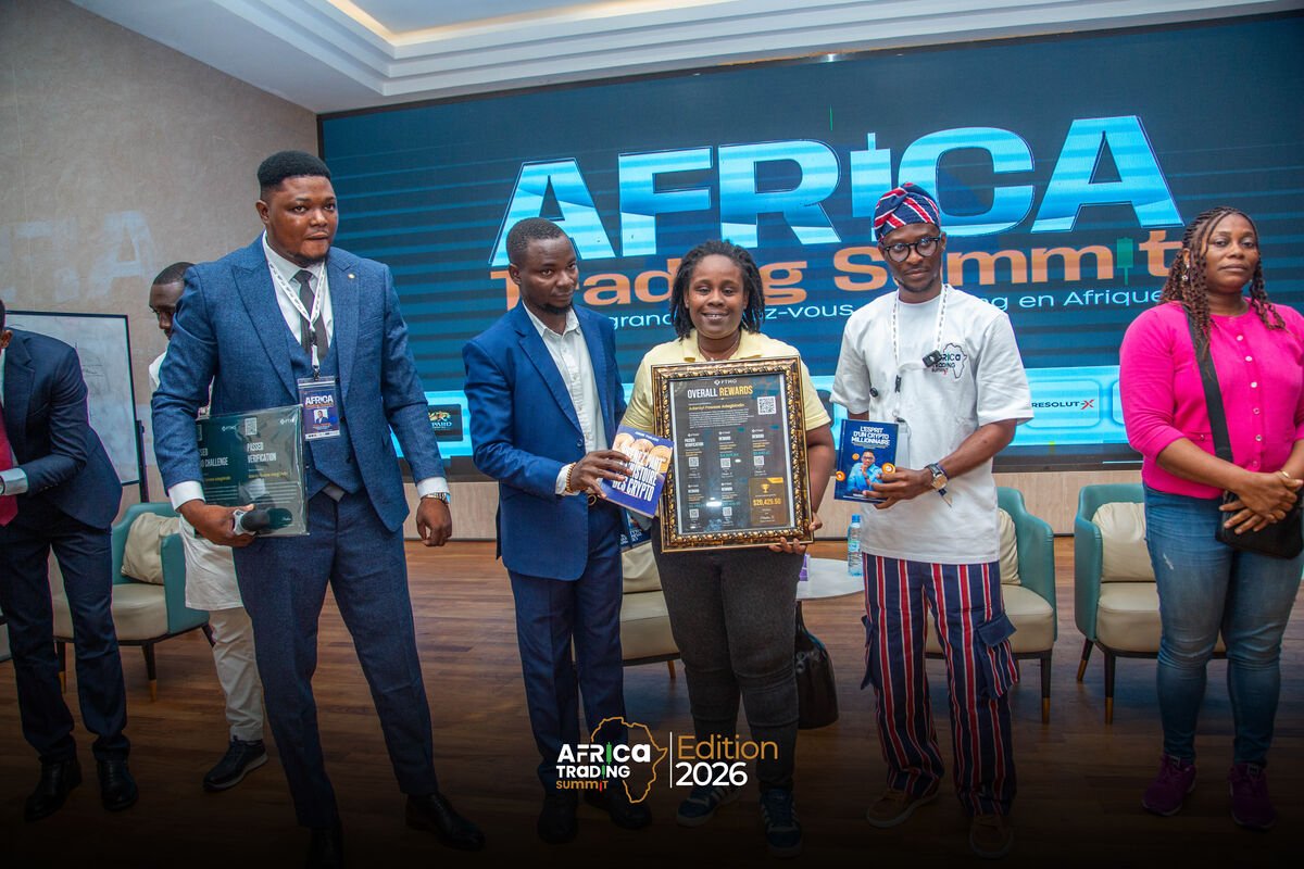 Remise des certificats et récompenses FTMO de Fawase ADEGBINDIN sur la scène de l'Africa Trading Summit 2026