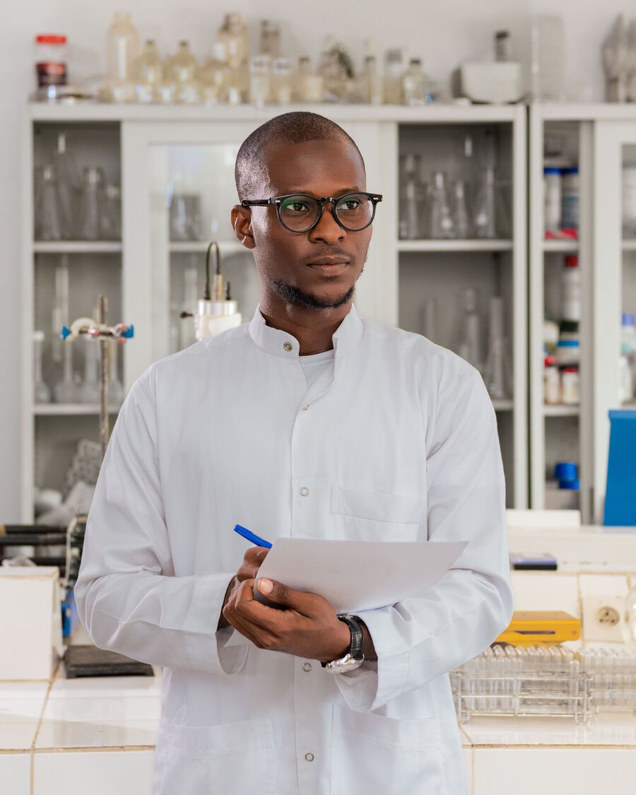 Fawase ADEGBINDIN en laboratoire, blouse blanche